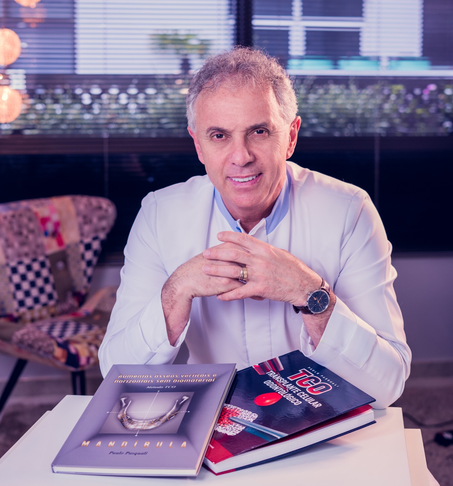 Dr. Paulo Pasquali com seus livros sobre o método TCO